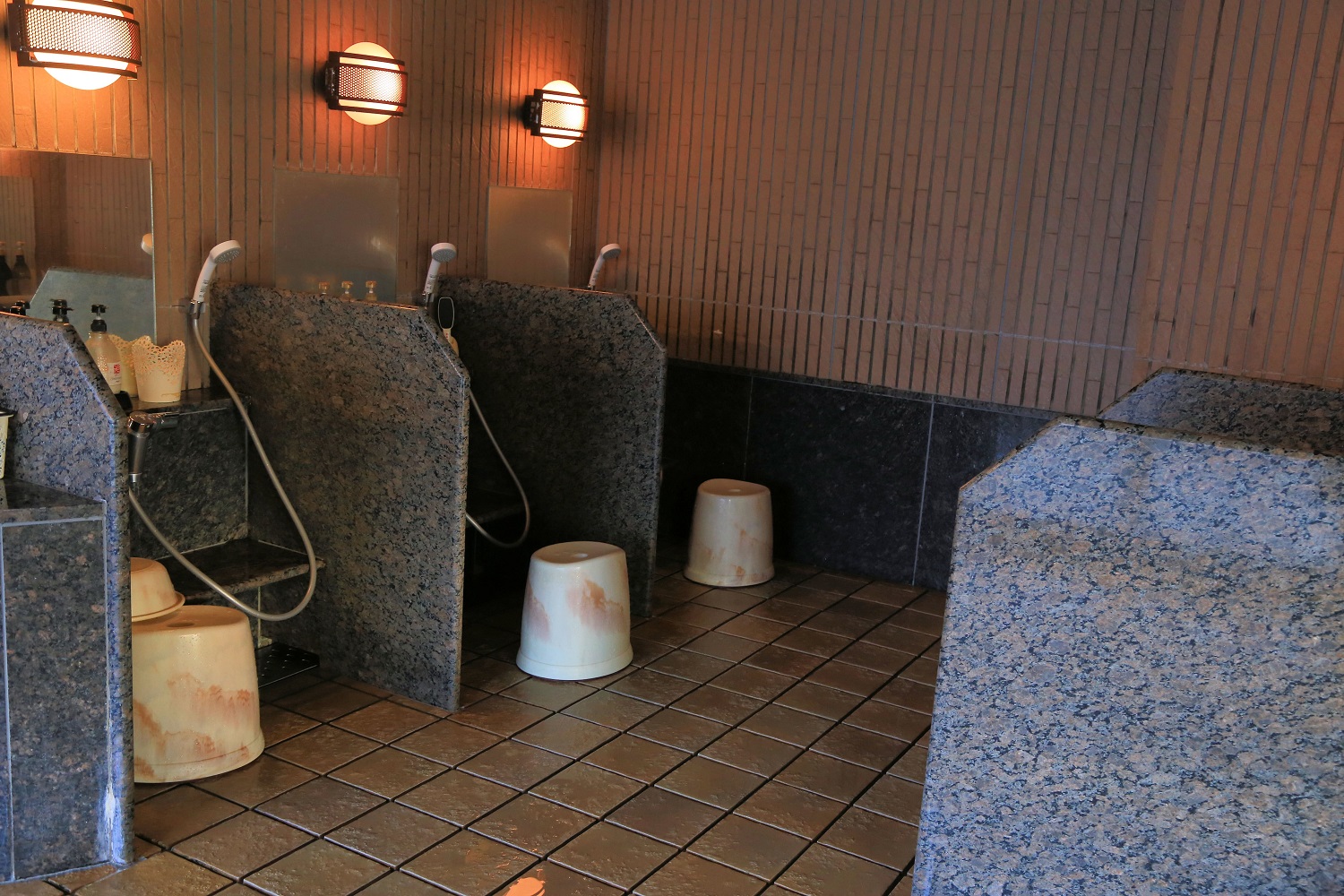 周辺を確認して身体を洗う